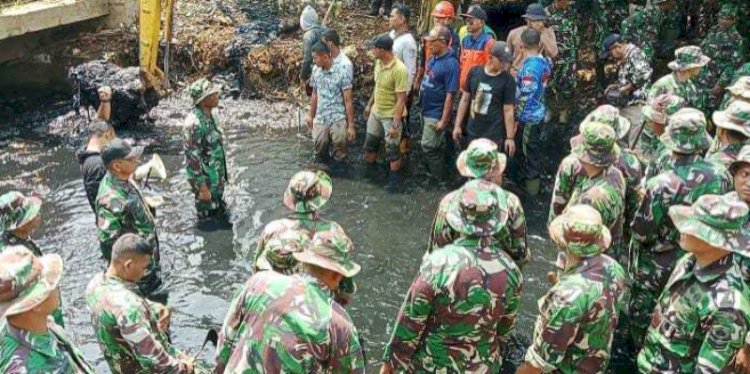 Komandan Kodim 0736 Batang Letkol Inf Ahmad Alam Budiman memimpin langsung pembersihan aliran sungai di Kecamatan Kandeman. RMOL Jateng