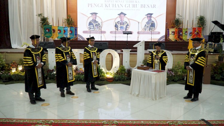 Rektor Universitas Kristen Satya Wacana (UKSW) Prof. Dr. Intiyas Utami, S.E., M.Si., Ak., membacakan Surat Keputusan Pengukuhan Tiga Guru Besar di Balairung, Salatiga. Foto : Erna Yunus B 