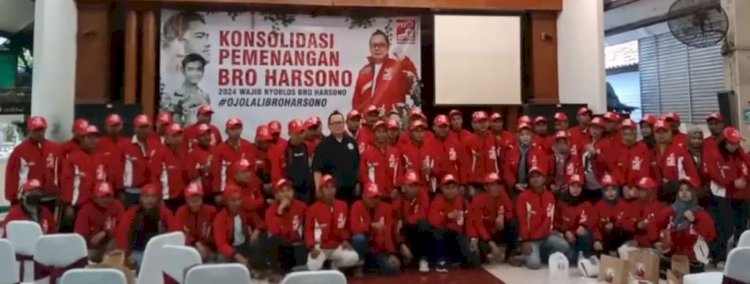 Para relawan berfoto sebelum diberangkatkan ke Semarang, Sabtu (9/12). Foto : Rubadi