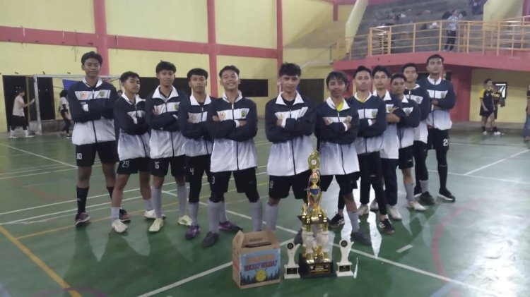 Tim Hoki Jepara saat menunjukan piala kejuaraan. RMOL Jateng