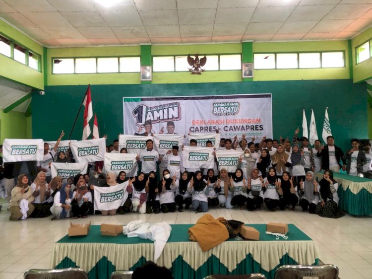 Aliansi pedagang dan buruh yang tergabung dalam Gerakan Amin Bersatu (GAB) melakukan deklarasi dukungan pada Anis Baswedan dan Muhaimin Iskandar (Amin) di Gedung IPHI Demak, Minggu (10/12) sore. Foto : Nungky S
