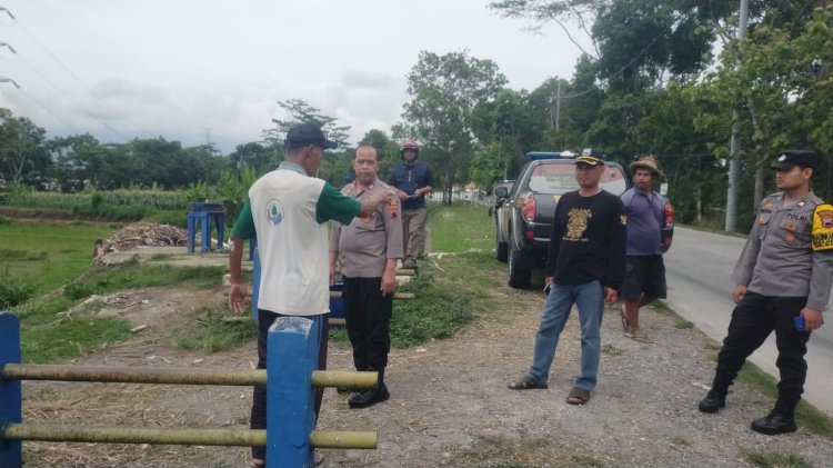 Mubasir korban penodongan sajam oleh OTK saat ditemui petugas sesaat setelah menunjukkan TKP perampasan, Minggu (10/12). Foto : Erna Yunus B