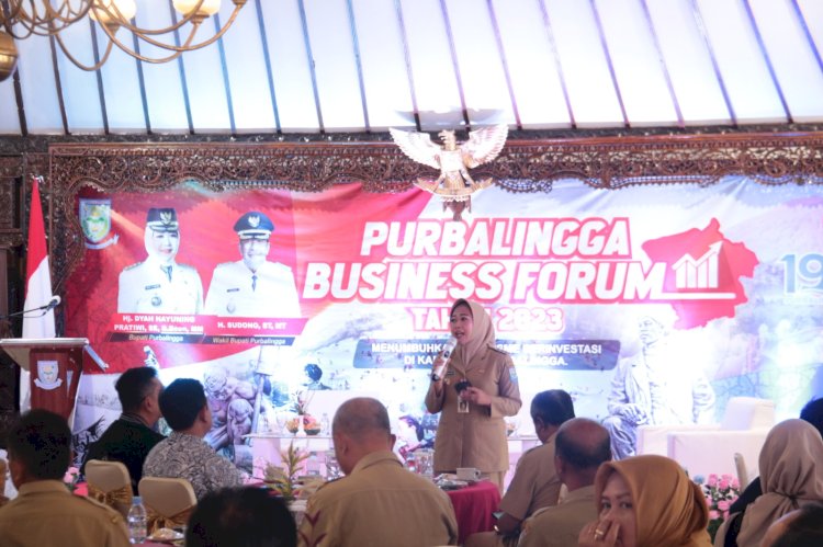 Bupati Purbalingga Dyah Hayuning Pratiwi memberikan pengarahan pada acara Purbalingga Business Forum bertajuk "Menumbuhkan Optimisme Berinvestasi di Kabupaten Purbalingga" di pendopo Dipokusumo.