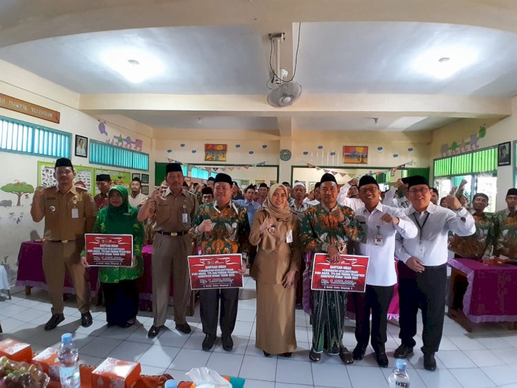 Pemberian intensif bagi guru Guru Madrasah Diniah (Madin), Taman Pendidikan Al-Quran (TPQ) dan Pondok Pesantren (Ponpes) se Kecamatan Demak di SD Nurul Huda Katonsari Demak, Senin (11/12).