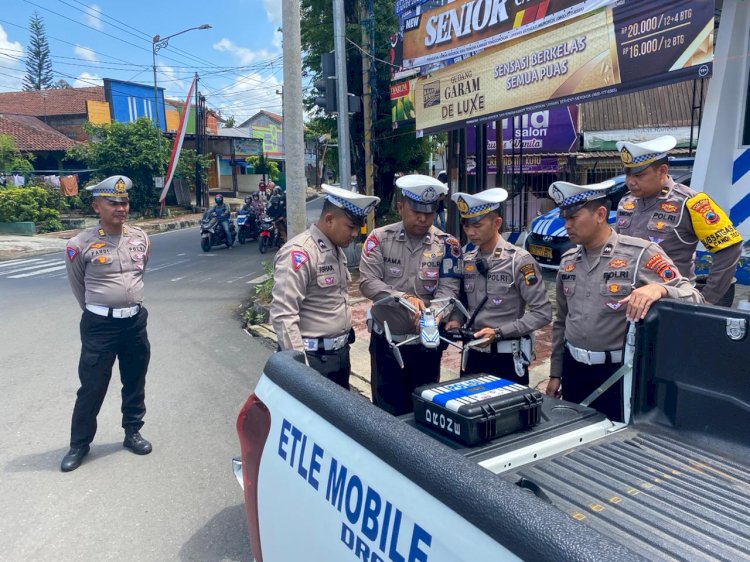 Polisi mempersiapkan peralatan ETLE drone untuk menindak pelanggar lalu lintas di perempatan Sirongge Purbalingga.