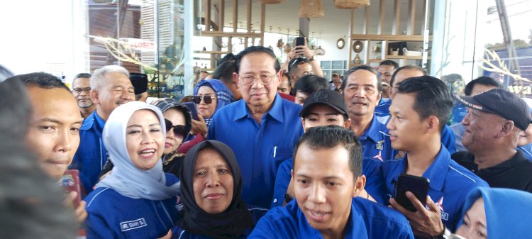 Ketua Majelis Tinggi  Partai Demokrat Susilo Bambang Yudhoyono (SBY) ditengah kader, caleg, dan pengurus Partai Demokrat dua wilayah Kota Salatiga dan Kabupaten Semarang di Senyawaa Coffee and Eatery Ngablak Kidul, Jombor, Kec. Tuntang, Kabupaten Semarang, Jawa Tengah, Senin (11/12). Foto : Erna Yunus B 