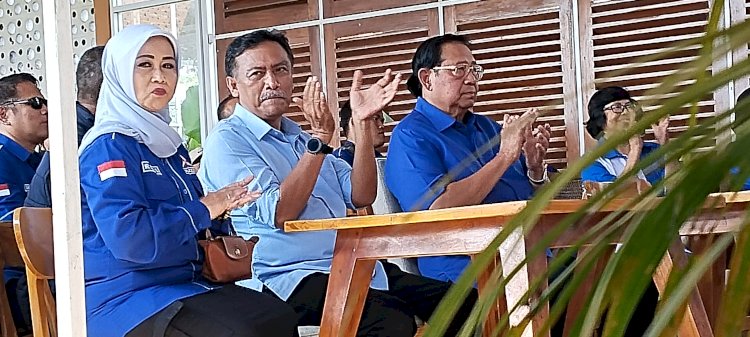 Ketua DPC Partai Demokrat Kota Salatiga Ir Hj Diah Sunarsasi bersama Ketua Majelis Tinggi  Partai Demokrat Susilo Bambang Yudhoyono (SBY) di Salatiga, Senin (11/12). Foto : Erna Yunus B