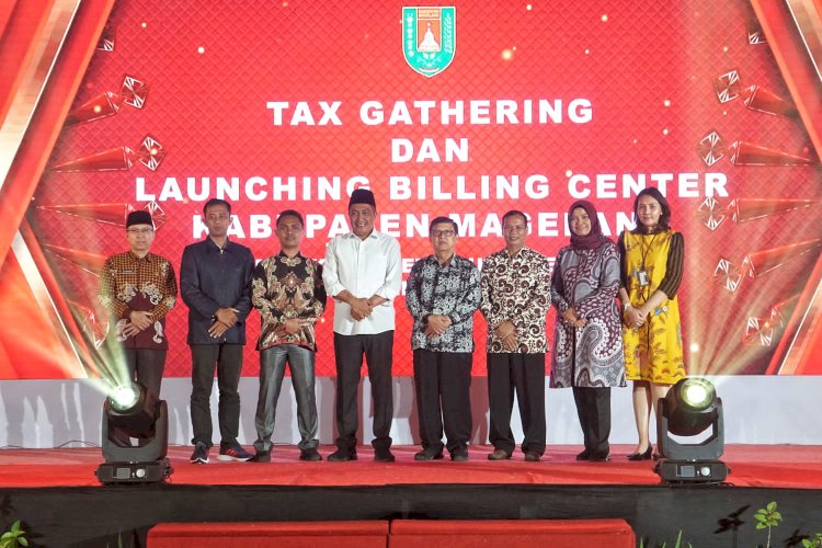 Bupati Magelang Zaenal Arifin bersama para wajib pajak penerima penghargaan. Foto: Tri Budi Hartoyo