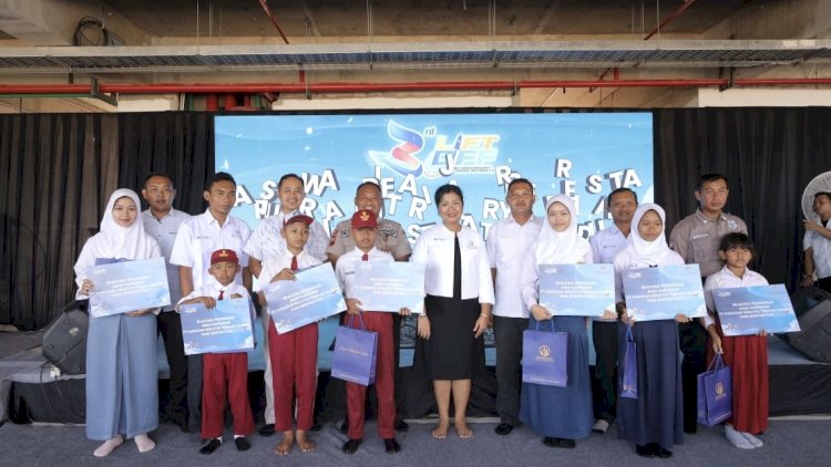 KIT Batang memberi bantuan beasiswa pada siswa di lingkungan sekitar kawasan. Dok
