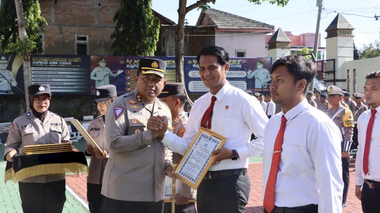 Kapolres Wonogiri, AKBP Andi Muhammad Indra Waspada Amirullah menyerahkan piagam pengfhargaan kepada Kasatreskrim Iptu Yahya Dhadiri, S.H., M.H. Dok