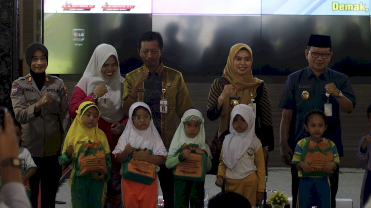 Bupati Demak, dr Eisti'anah bersama anak anak PAUD dalam kegiatan Kampanye Sekolah Sehat dan Anti-Bulliying, di Pendopo Kabupaten, Selasa (12/12). RMOL Jateng