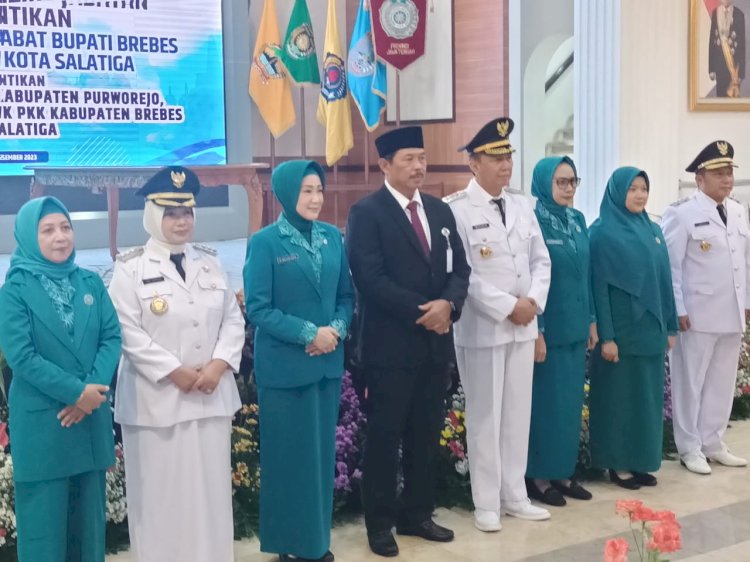 Upacara pengambilan sumpah jabatan dan pelantikan bupati Purworejo, penjabat bupati Brebes dan penjabat walikota Salatiga di wisma Perdamaian Semarang, Rabu (13/22). 