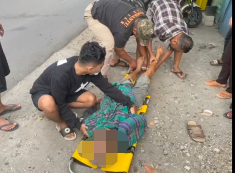 Korban Loso Santosa saat dievakuasi di jalan desa Jetis Baki Sukoharjo. Foto : Almira Nindya
