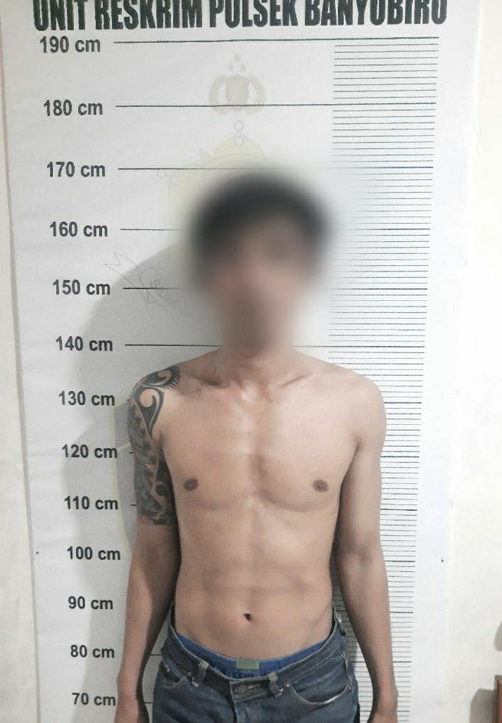 Salah satu pelaku perampasan HP ditahan di Mapolsek Banyubiru, Kamis (14/12). 