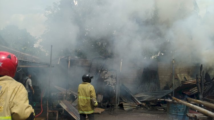 Petugas Damkar Wonogiri dibantu masyarakat sekitar memadamkan api yang melumat tempat usaha pengolahan kerupuk rambak milik Sukino. Foto : Tulus Premana