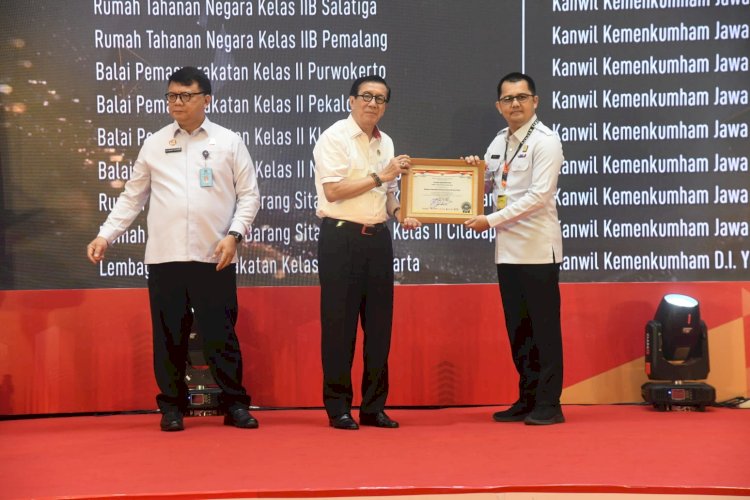 Menteri Hukum dan HAM RI Yasonna H Laoly menyerahkan penghargaan predikat Wilayah Bebas dari Korupsi (WBK) kepada Kepala Rutan Kelas IIB Salatiga, Redy Agian di Jakarta. Foto : Erna Yunus B