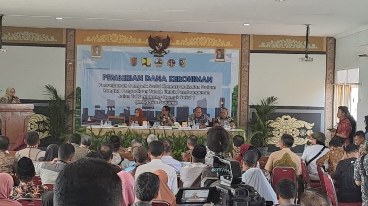 Suasa pelaksanaan pemberian dana kerohiman pembangunan jalan tol Semarang - Demak sesi 1 di Kantor Aula Kecamatan Sayung, Jumat (15/12). RMOL Jateng