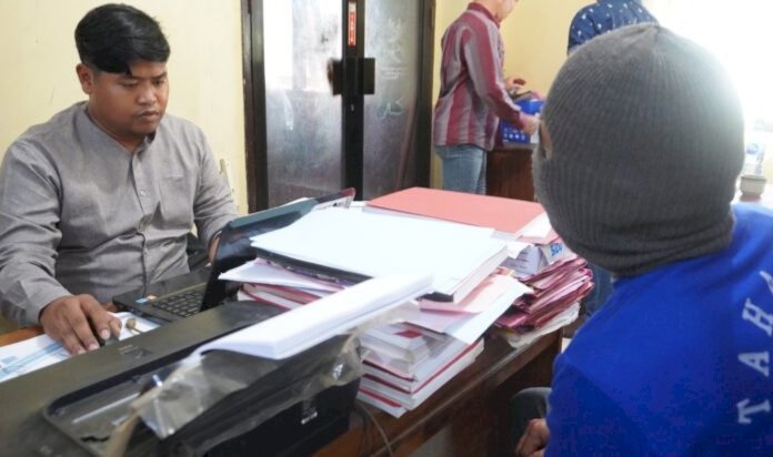 Pelaku saat dimintai keterangan oleh pihak kepolisian. Foto : Edy