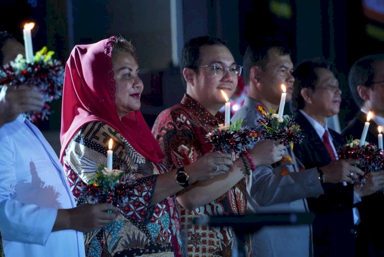 Wali Kota Semarang, Hevearita Gunaryanti Rahayu dan anggota DPR RI, Mochamad Herviano Widyatama menghadiri Natal bersama Gereja-gereja se-Kota Semarang di JKI Injil Kerajaan di kawasan Marina, Kecamatan Semarang Barat, pada Jumat (15/12) malam. Foto : Umar Dhani