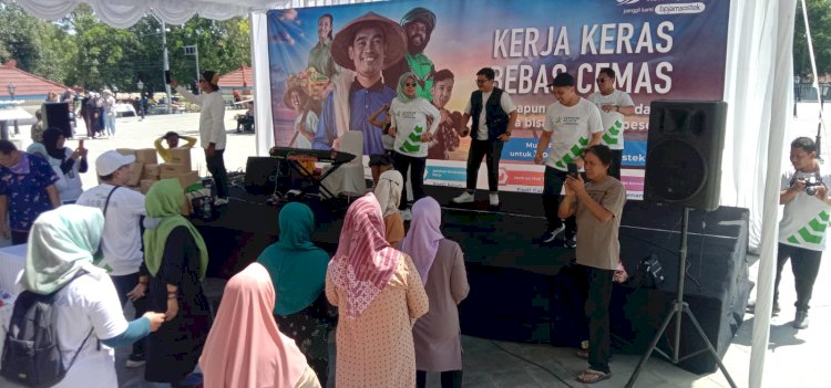 Aksi sosialisasi BPJS Ketenagakerjaan di Pasar Klewer. Foto : Almira Nindya
