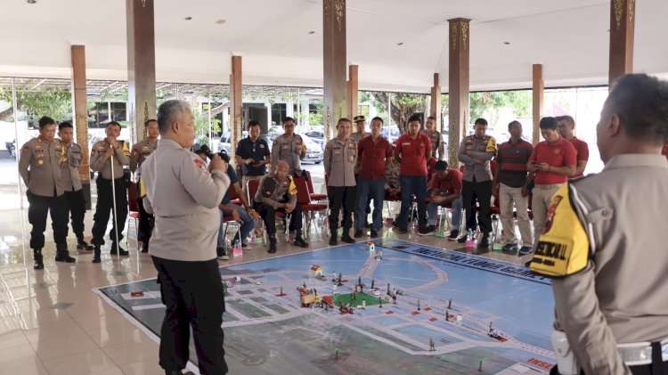 Simulasi Tactical Floor Game (TFG) di pendopo rumah dinas bupati Wonogiri, dalam rangka kesiapan pengamanan gelaran pentas grup band Masddho dan Evan Loss  di Alun-alun Giri Kridha Bakti Wonogiri. RMOL Jateng
