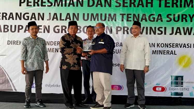 Ketua Komisi VII DPR RI, Marwan Jafar saat penyerahan PJU-TS di Grobogan, Minggu (17/12). Foto : Rubadi