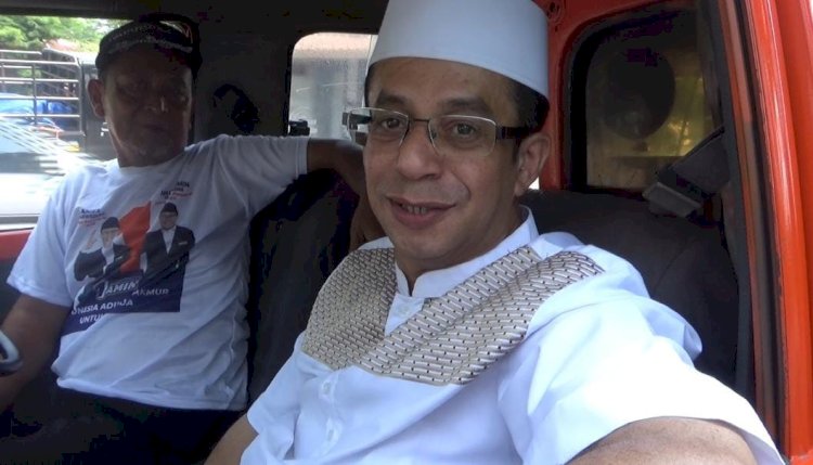 Rizal Bawazier di dalam angkot Pekalongan. Foto : Bakti Buwono