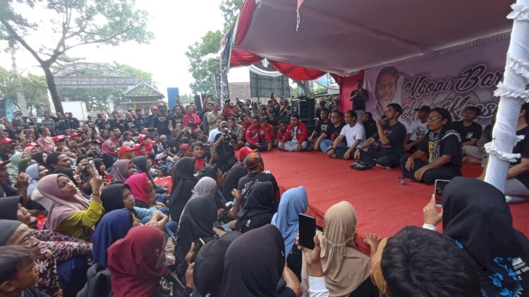 Kaesang Pengarep berinteraksi dengan warga di Taman Pantai Kartini, Rembang Jawa Tengah, Minggu (17/12). Foto : Rubadi