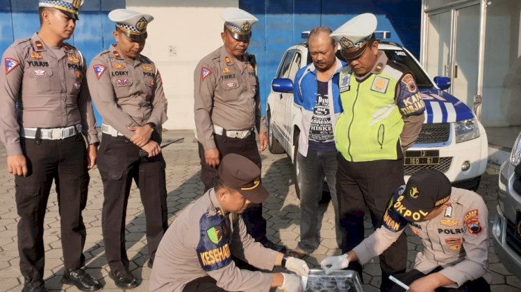 Secara random Sopir Angutan Umum (Prona) di Jalan Osamaliki Salatiga melaksanakan tes urine, Senin (18/12). RMOL Jateng