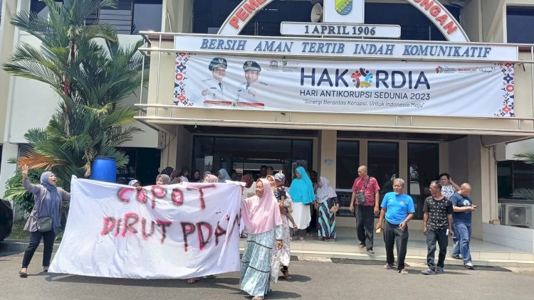 Aksi demo warga Kota Pekalongan yang juga pelanggan PDAM Tirtayasa di kompleks kantor walikota. Foto : Bakti Buwono