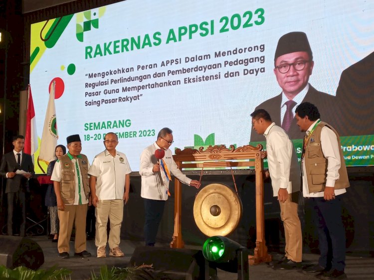Menteri Perdagangan Zulkifli Hasan saat membuka Rakernas Asosiasi Pedagang Pasar Seluruh Indonesia (APPSI), Selasa (19/12). 