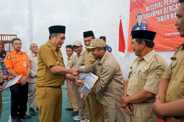 Bupati Zaenal Arifin saat menyerahkan bantuan pipa perbaikan jaringan air bersih di 6 desa terdampak Kebakaran Hutan Merbabu. (dok/ist)
