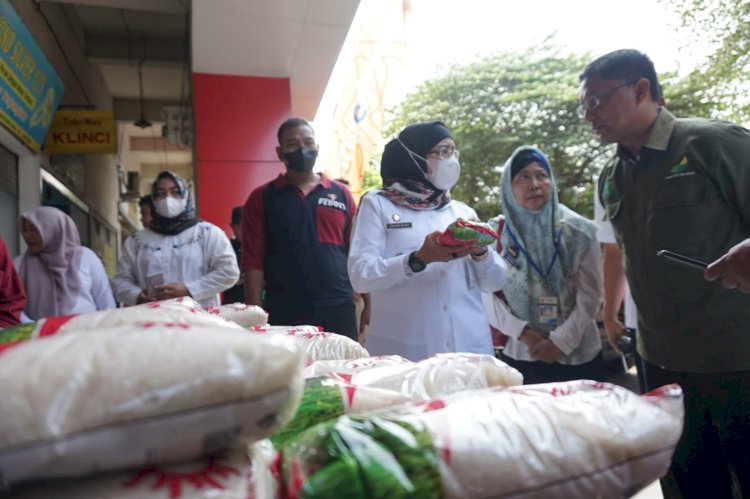 Penjabat Baupati Batang Lani Dwi Rejeki mendatangi operasi pasar murah gula pasir. Foto : Bakti Buwono