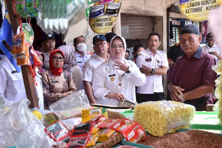Bupati Sukoharjo Etik Suryani bersama TPID saat melakukan sidak di pasar tradisional.