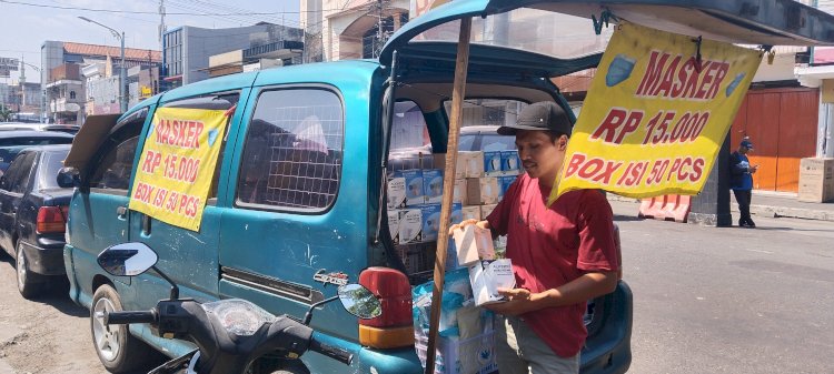 Pedagang masker eceran di Jalan Jenderal Sudirman, Salatiga, Kamis (21/12). 