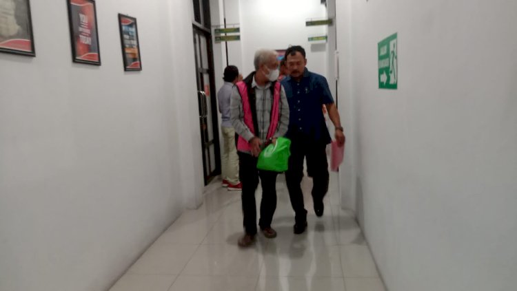 Penyidik Polres Grobogan menyerahkan tersangka NEP ke Kejari Grobogan, Kamis (21/12). Foto : Rubadi
