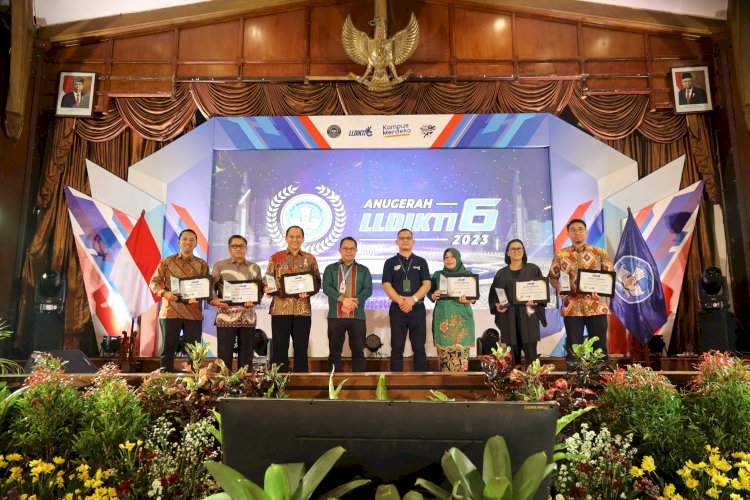 Rektor UKSW Prof. Dr. Intiyas Utami, S.E., M.Si., Ak., saat menerima penghargaan bergengsi dari Lembaga Layanan Pendidikan Tinggi atau LLDikti Wilayah VI. Foto : Erna Yunus B