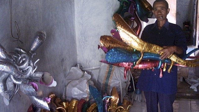 Salah satu perajin terompet dari Kabupaten Wonogiri yang mulai tergerus dengan produk impor. Dok