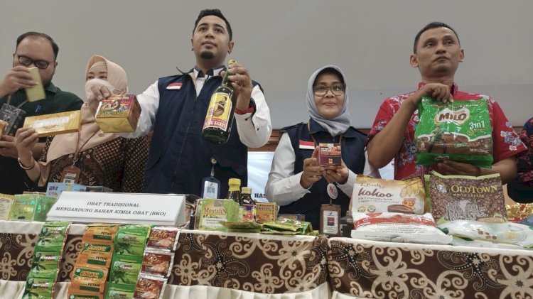Kepala BB POM Lintang Purba Jaya konferensi pers Hasil Pengawasan Makanan 2023 di kantor Balai Besar Pengawasan Obat dan Makanan (BB POM) di jalan Sukun Banyumanik, Jumat (22/12). RMOL Jateng