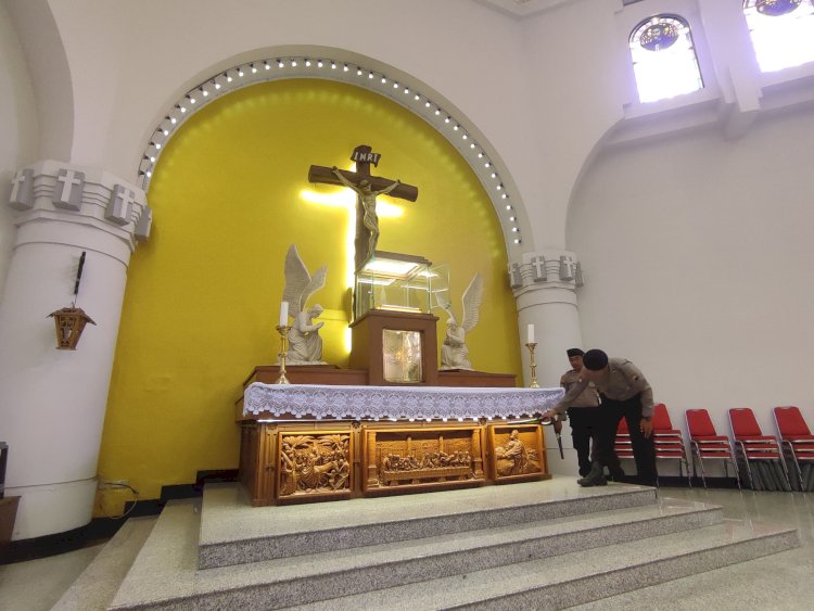 Petugas Samapta Polrestabes Semarang saat melakukan sterilisasi di Gereja Katedral Randusari Semarang, Jumat (22/12). RMOL Jateng