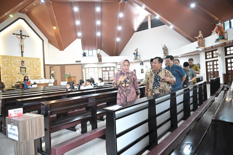 Bupati Dyah Hayuning Pratiwi mengunjungi sebuah gereja untuk memastikan jemaat aman dalam menyambut perayaan Natal.