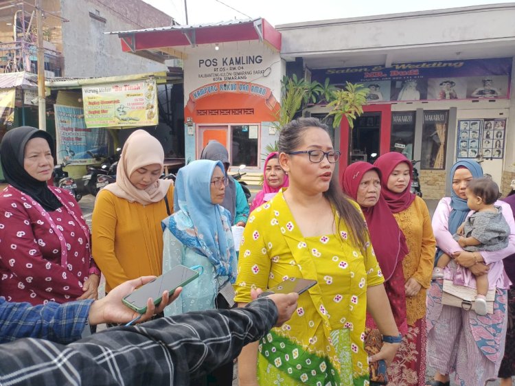 Warga di lingkungan RW 4 Kalibanteng kulon Semarang Barat komplek Argorejo membagikan bingkisan kepada warga sekitar. Foto : Umar Dhani