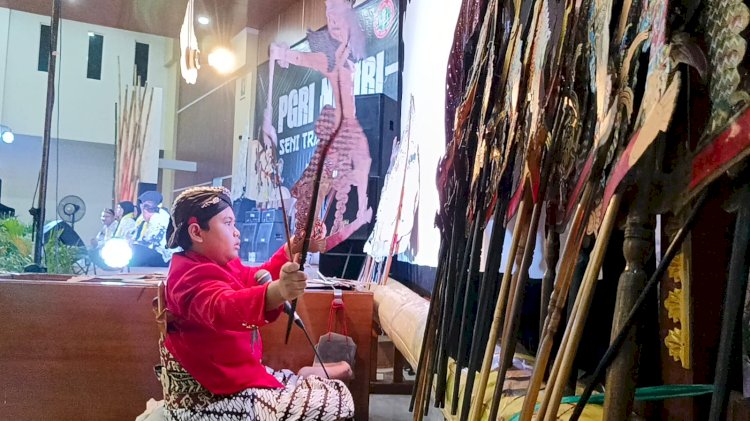 Dalang cilik asal Kabupaten Batang, Elginara Sidqi (11) tampil di Gedung Guru. Foto : Bakti Buwono