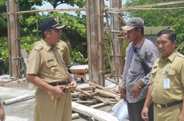Kepala Dinas Kesehatan Rembang dr. Ali Syofii (kanan tidak bertopi-red) saat mendampingi Bupati Rembang Abdul Hafidz. Foto : Edy S