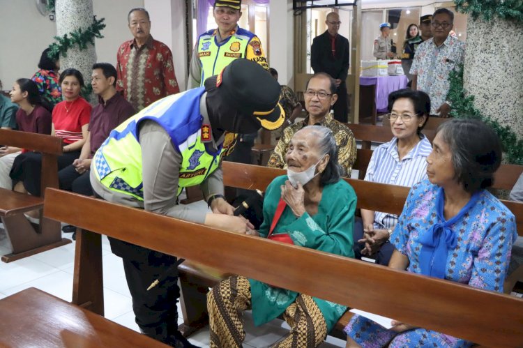 Kapolres Salatiga AKBP Aryuni Novitasari saat menyapa Jemaat gereja di Salatiga pada H-1 puncak perayaan Natal, Minggu (24/12).