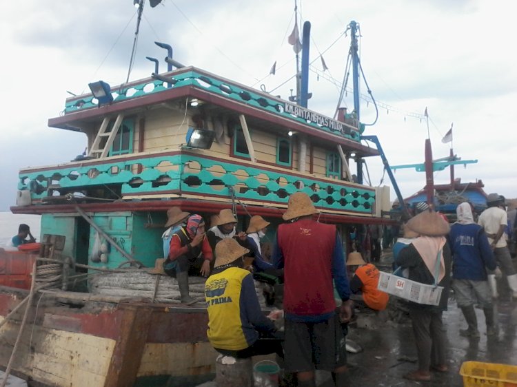 Aktivitas nelayan di wilayah pantai Rembang. Foto : Edy S
