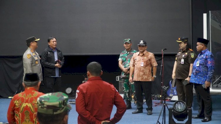 Forkopimda Kabupaten Semarang saat melakukan pemantauan sekaligus pengecekan lingkungan sekitar gereja di wilayah Kabupaten Semarang, Minggu (24/12) petang. Foto : Erna Yunus B 
