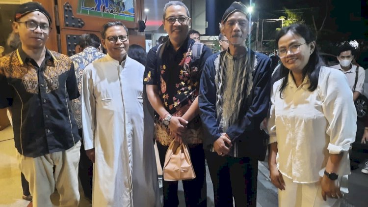 Theresia Onee Anggarawati (baju putih) berharap kasus pembunuhan Iwan Budi cepat terungkap. Dok