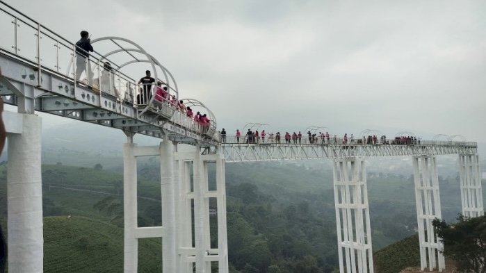 Suasana jembatan kaca Kemuning Sky Hills. Dok