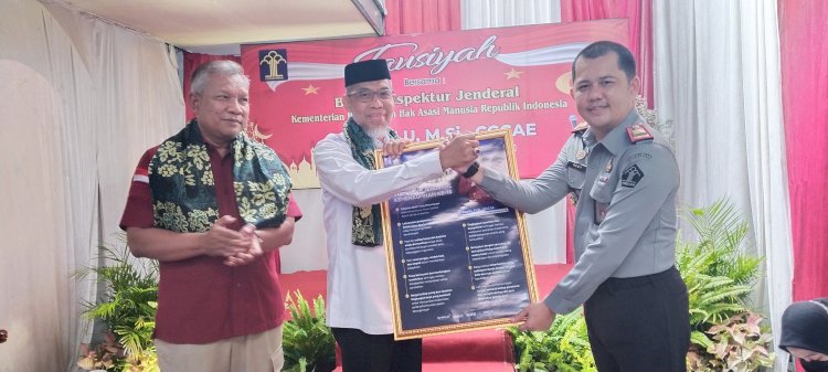 Kepala Rutan Salatiga Redy Agian saat bersama Irjen Kementerian Hukum dan HAM RI, Ir. Razilu, M.Si, (tengah) dan Resmi Jabat Kakanwil Kemenkumham Jateng, Tejo Harwanto di Rutan Salatiga. 